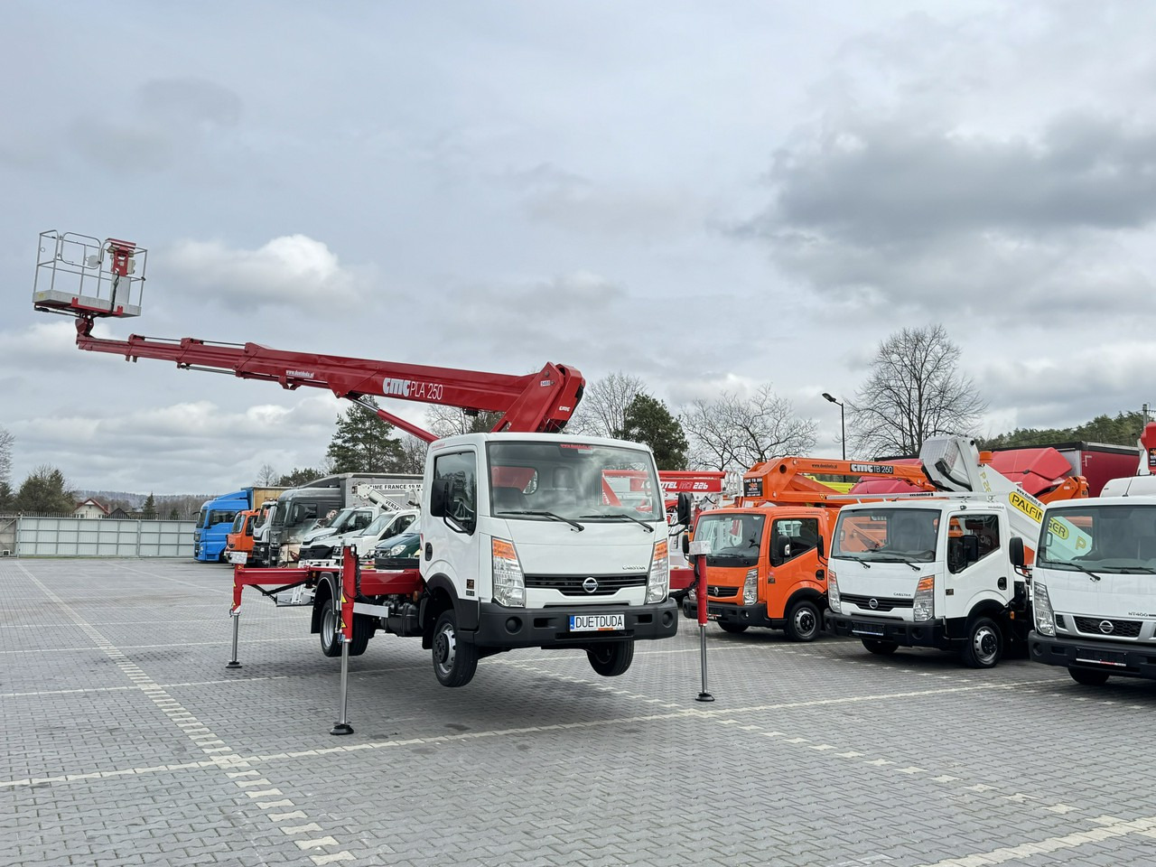 Nissan Cabstar - Caminhão com plataforma aérea: foto 3 Nissan Cabstar - Caminhão com plataforma aérea: foto 3