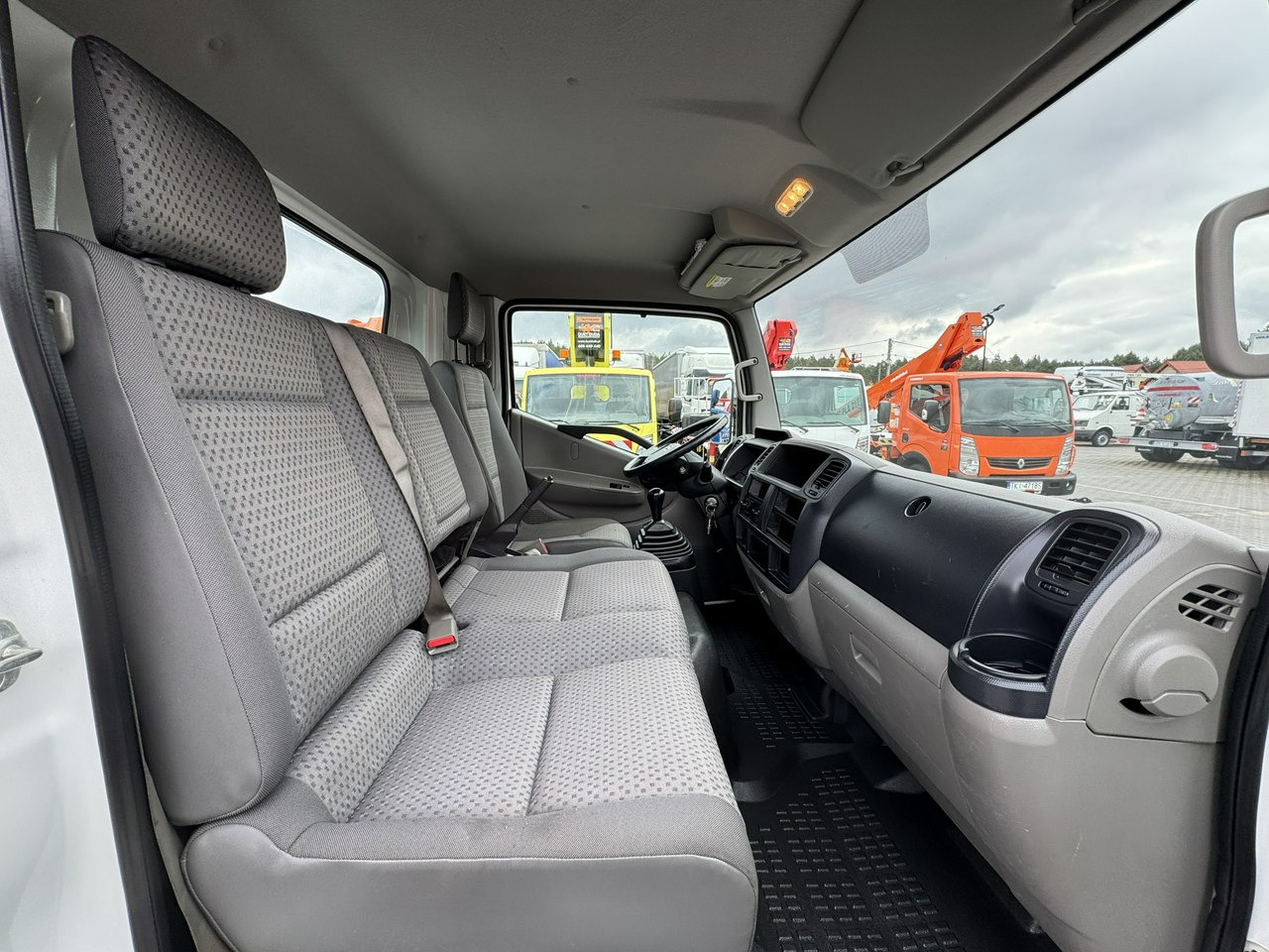 Caminhão com plataforma aérea Nissan Cabstar: foto 31