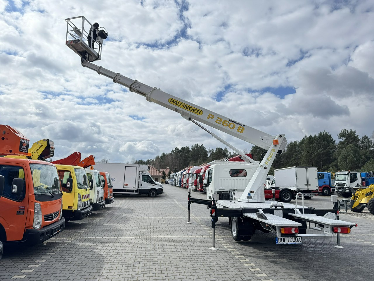 Caminhão com plataforma aérea Nissan Cabstar: foto 21