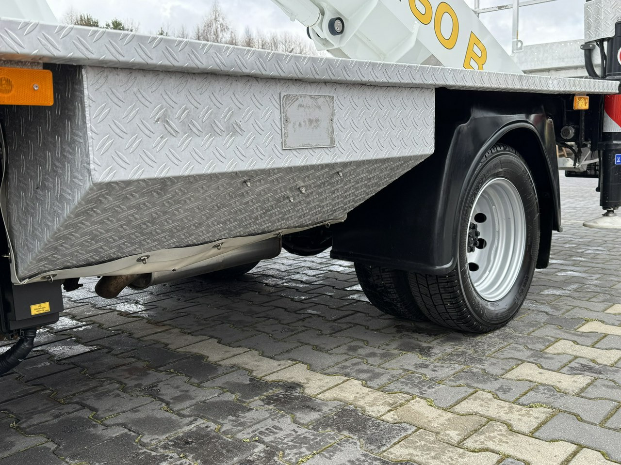 Caminhão com plataforma aérea Nissan Cabstar: foto 11