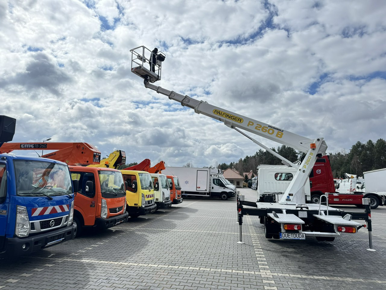 Caminhão com plataforma aérea Nissan Cabstar: foto 24