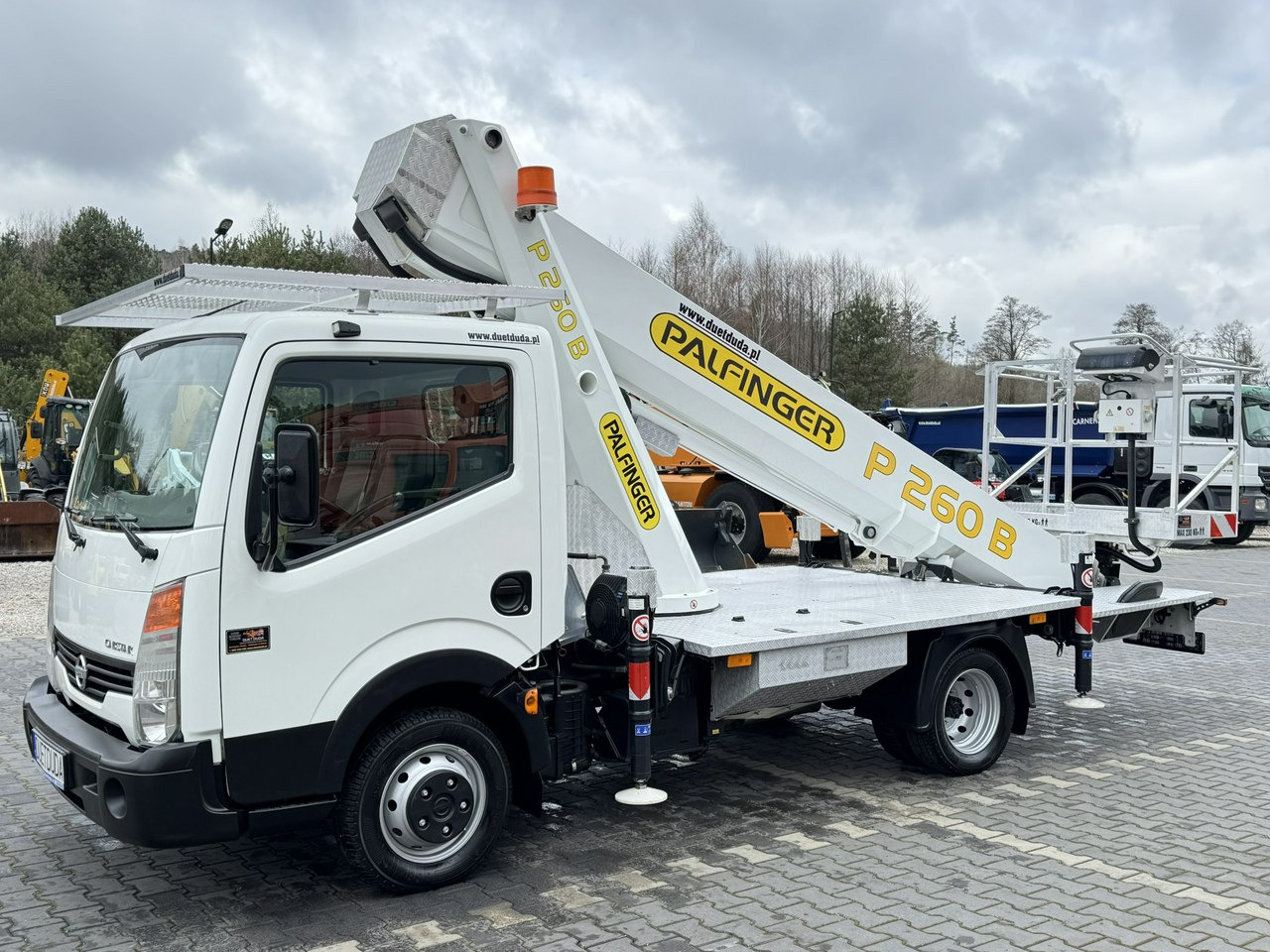 Caminhão com plataforma aérea Nissan Cabstar: foto 8