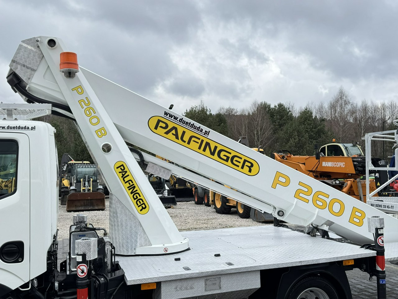 Caminhão com plataforma aérea Nissan Cabstar: foto 10