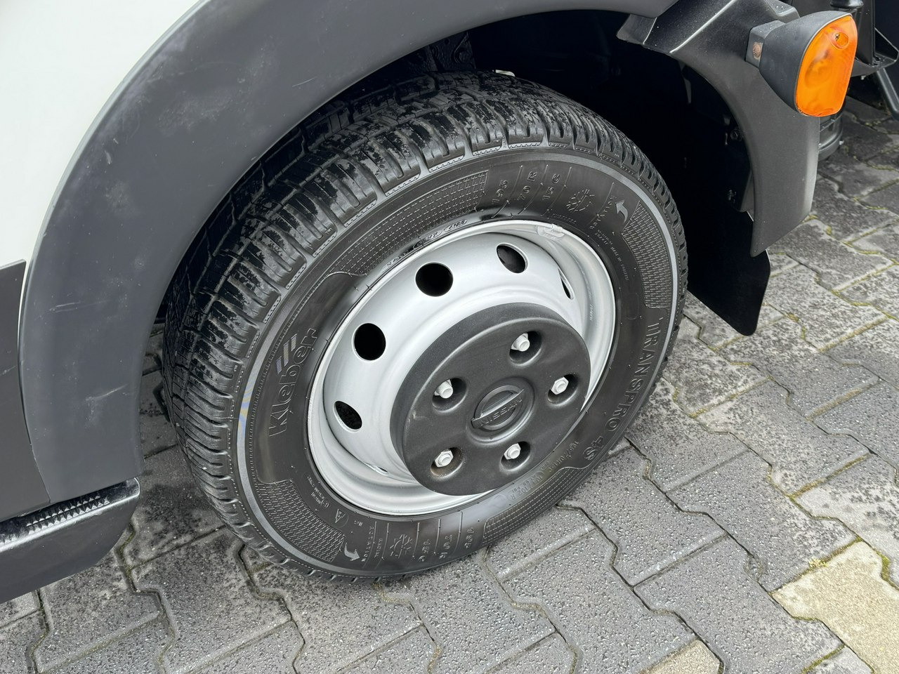 Caminhão com plataforma aérea Nissan Cabstar: foto 9