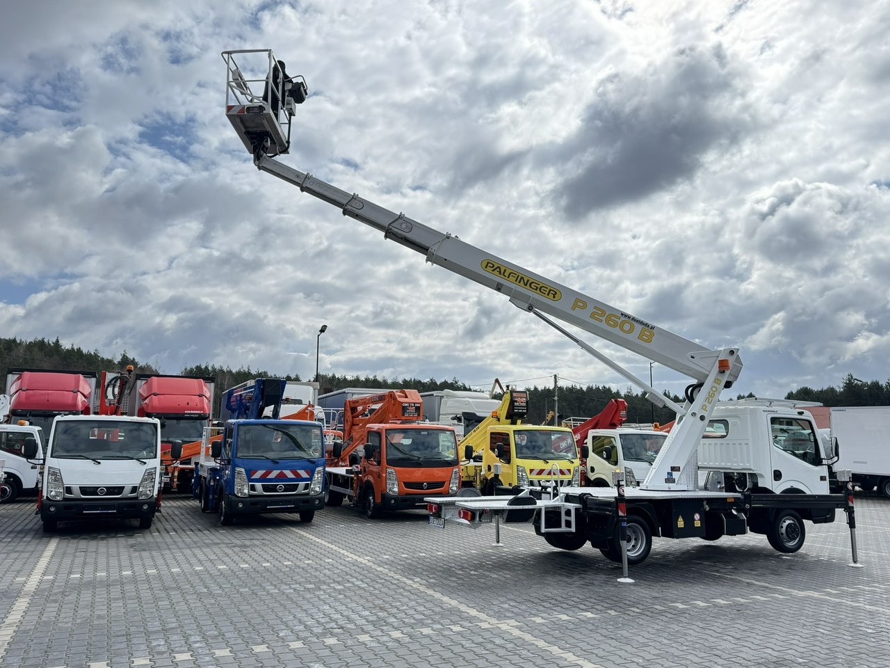 Caminhão com plataforma aérea Nissan Cabstar: foto 19