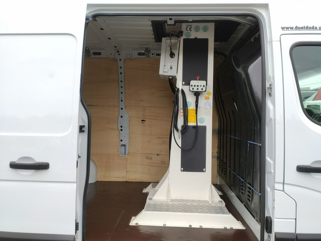 Caminhão com plataforma aérea Renault Master: foto 14