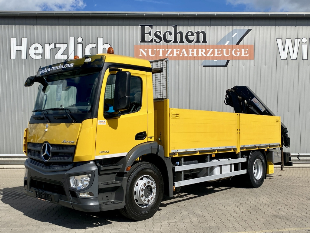 Mercedes-Benz 1832 L Antos / HMF-Faltkran - Camião de caixa aberta/ Plataforma, Camião grua: foto 1 Mercedes-Benz 1832 L Antos / HMF-Faltkran - Camião de caixa aberta/ Plataforma, Camião grua: foto 1