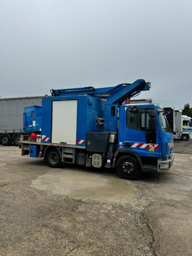 Iveco Eurocargo 100E18 - Caminhão com plataforma aérea: foto 4 Iveco Eurocargo 100E18 - Caminhão com plataforma aérea: foto 4