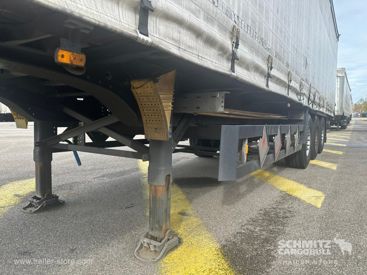 SCHMITZ Curtainsider Standard - Semi-reboque de lona: foto 2 SCHMITZ Curtainsider Standard - Semi-reboque de lona: foto 2