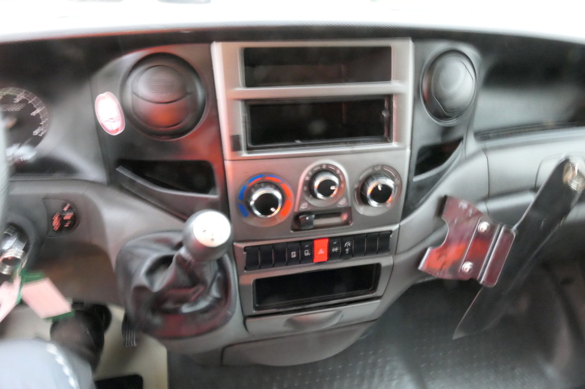 Carrinha de contentor IVECO Daily 35 S11 C30C AUTOMATIK Regale LUFT - EURO 5: foto 10