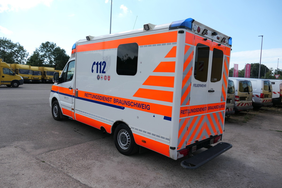 MERCEDES-BENZ 319 Sprinter 6-Zylinder Rettungswagen Strobel - Ambulância: foto 4 MERCEDES-BENZ 319 Sprinter 6-Zylinder Rettungswagen Strobel - Ambulância: foto 4