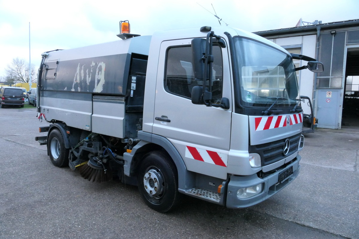 MERCEDES-BENZ Atego 1018 Rechtslenker Schmidt SK 500 R Rückfah - Varredora urbana: foto 3 MERCEDES-BENZ Atego 1018 Rechtslenker Schmidt SK 500 R Rückfah - Varredora urbana: foto 3
