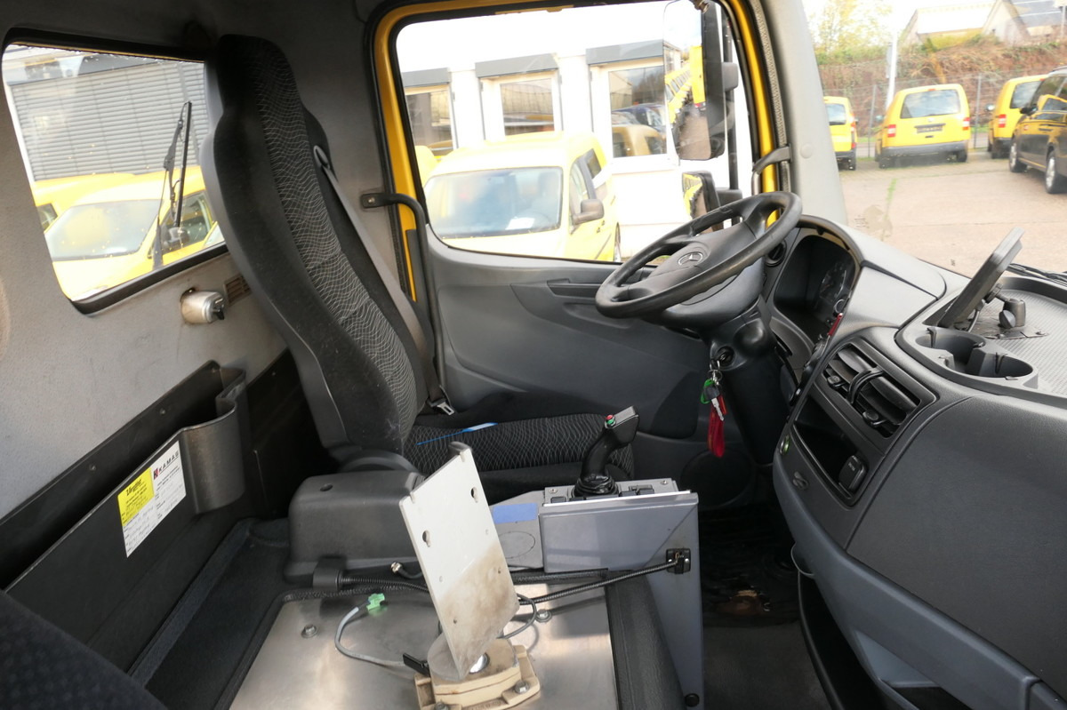 Fotografia de interior 1: Camião transportador de contêineres/ Caixa móvel MERCEDES-BENZ KAMAG WBH 25 Wiesel Terberg Umsetzfahrz. Sattelk