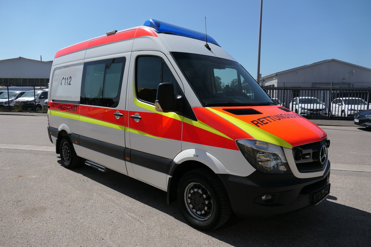 MERCEDES-BENZ Sprinter 316 CDI Klima Rettungswagen - Ambulância: foto 1 MERCEDES-BENZ Sprinter 316 CDI Klima Rettungswagen - Ambulância: foto 1