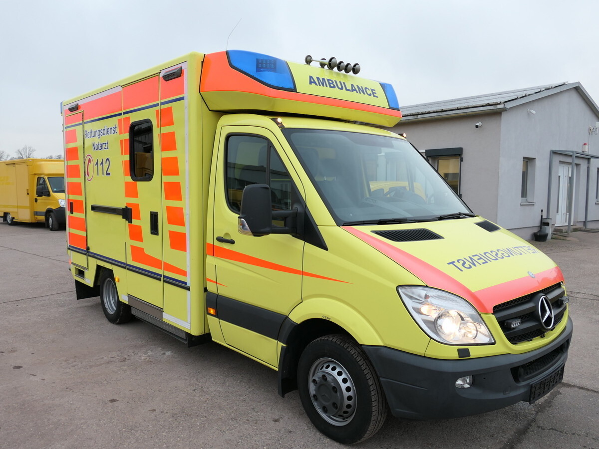 MERCEDES-BENZ Sprinter II 516 CDI KLIMA KRANKENWAGEN RTW AUTOM - Ambulância: foto 1 MERCEDES-BENZ Sprinter II 516 CDI KLIMA KRANKENWAGEN RTW AUTOM - Ambulância: foto 1