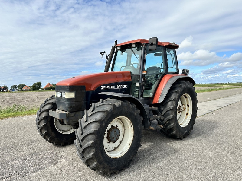 Trator New Holland M100: foto 1