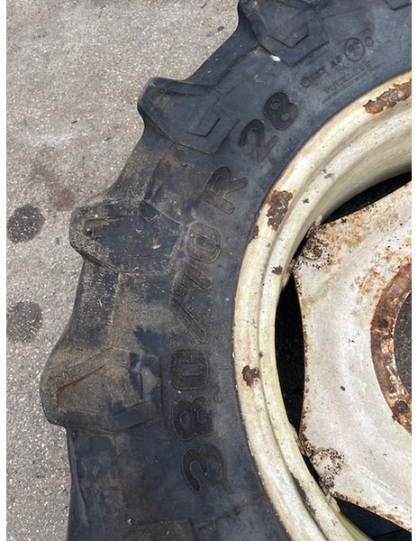 Pirelli 380\70 R28 TM700 - Jante: foto 2 Pirelli 380\70 R28 TM700 - Jante: foto 2