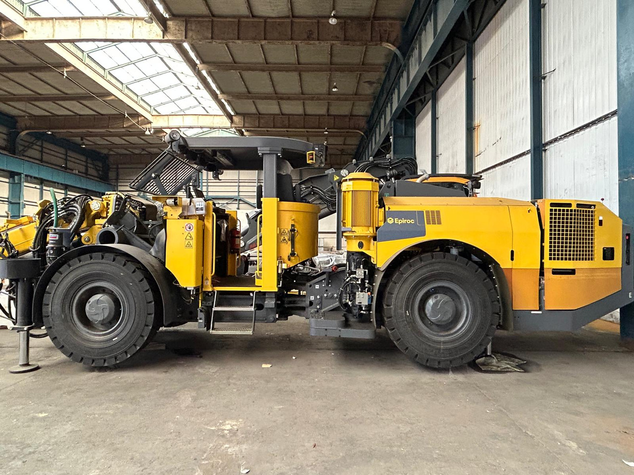 Atlas Copco (Epiroc) Boltec EC - Máquina de perfuração direcional: foto 1 Atlas Copco (Epiroc) Boltec EC - Máquina de perfuração direcional: foto 1