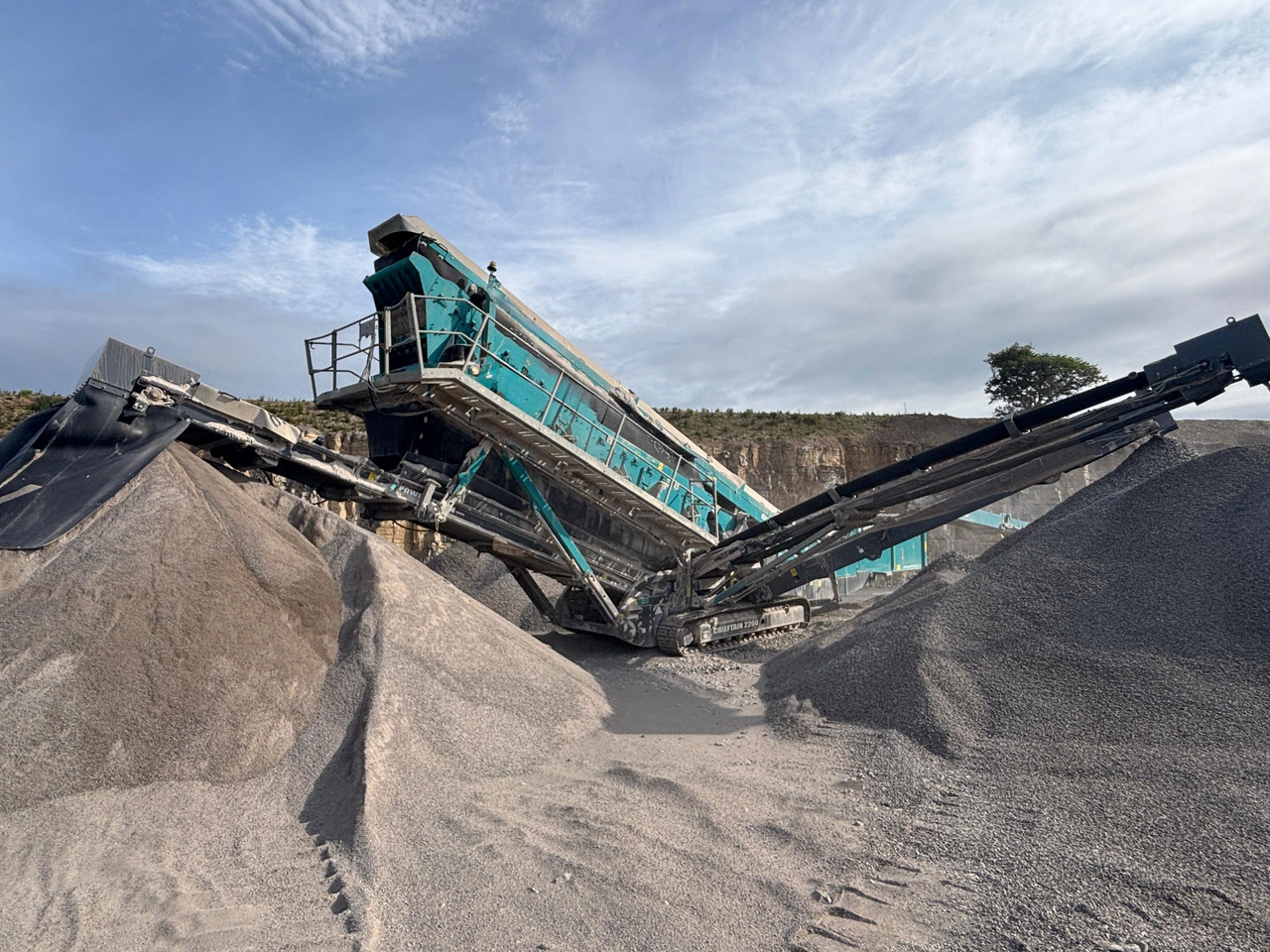 Powerscreen Chieftain 2200 3D - Peneira vibratória: foto 1 Powerscreen Chieftain 2200 3D - Peneira vibratória: foto 1