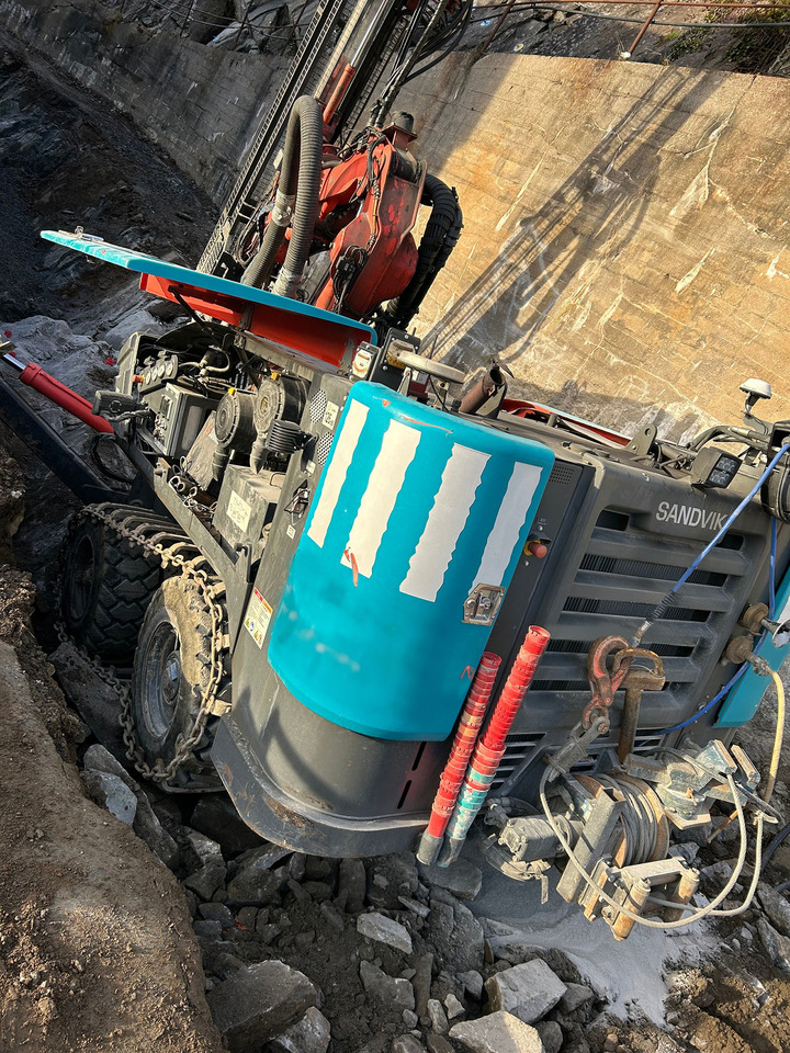 Sandvik Commando DC300Ri - Máquina de perfuração: foto 1 Sandvik Commando DC300Ri - Máquina de perfuração: foto 1