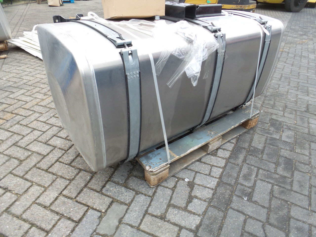MAN 5 x Man 710 ltr tank orgineel / incl steunen / parts nr 81.12201-6949 - Tanque de combustível para Camião: foto 5 MAN 5 x Man 710 ltr tank orgineel / incl steunen / parts nr 81.12201-6949 - Tanque de combustível para Camião: foto 5