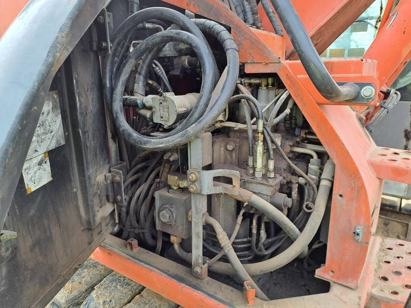 Escavadora de rastos Hitachi ZX135US: foto 17