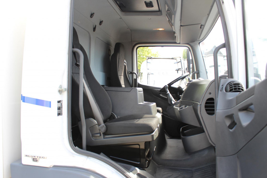 Mercedes-Benz Atego 1221 E6 Koffer Klima LDW Schalter LBW - Camião: foto 4 Mercedes-Benz Atego 1221 E6 Koffer Klima LDW Schalter LBW - Camião: foto 4