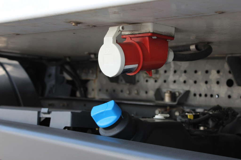 Mercedes-Benz Atego 1221 E6  TK T-800 R   Strom   Türen+LBW - Camião frigorífico: foto 4 Mercedes-Benz Atego 1221 E6  TK T-800 R   Strom   Türen+LBW - Camião frigorífico: foto 4