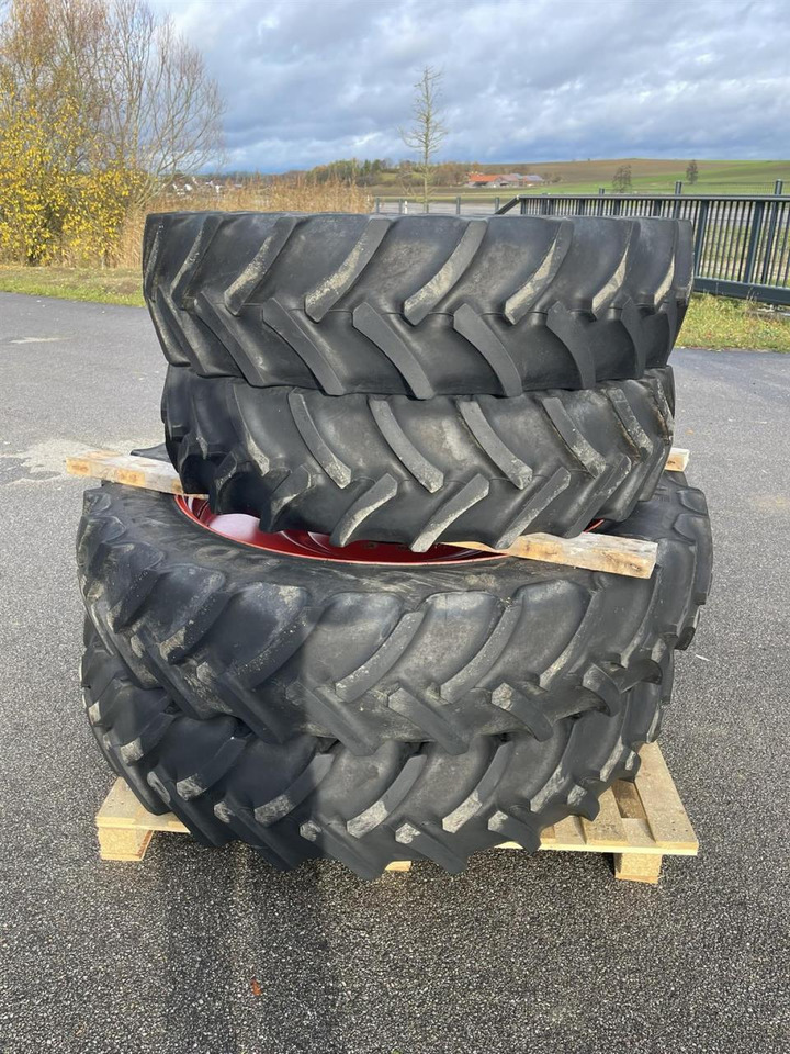 Fendt 820 724 Pflegebereifung 190cm Spur 320/90R32 340/85R48 - Equipamento: foto 2 Fendt 820 724 Pflegebereifung 190cm Spur 320/90R32 340/85R48 - Equipamento: foto 2