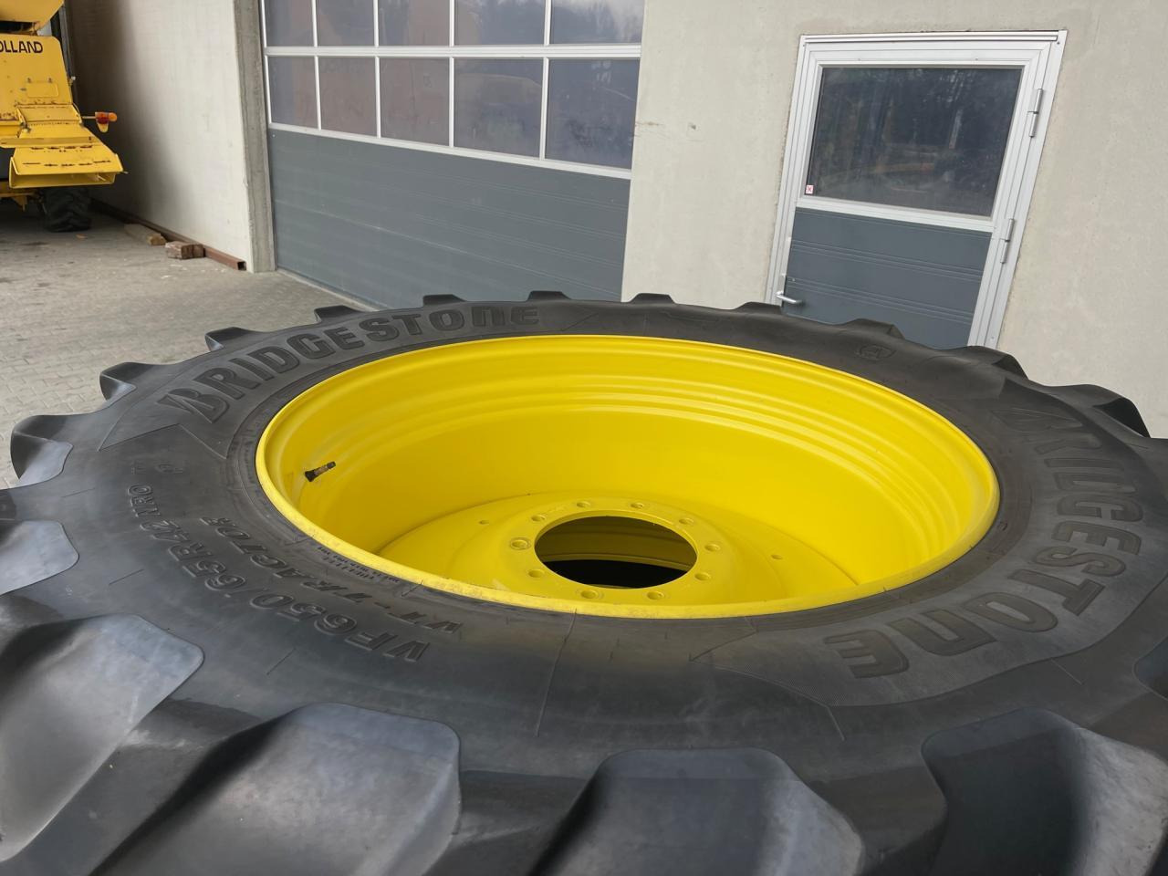 John Deere Kompletträder von 6R250, 650/65 R42 mit Bridgestone Decken aus 2019, ca. 50 % - Trator: foto 2 John Deere Kompletträder von 6R250, 650/65 R42 mit Bridgestone Decken aus 2019, ca. 50 % - Trator: foto 2