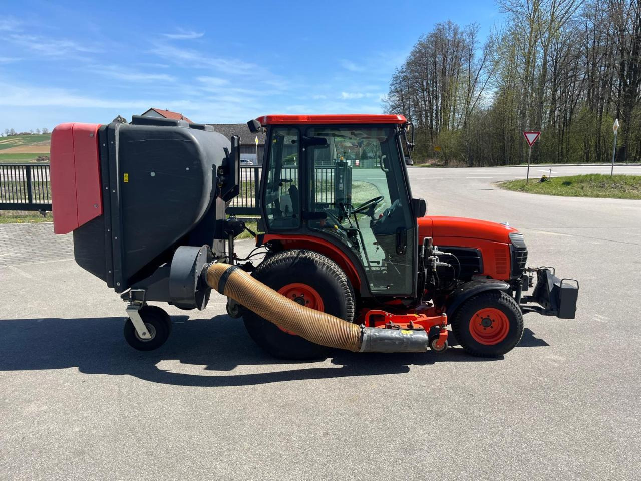 Kubota B3030 Rasenmäher mit Grüngutbehälter, Hochentlader - Cortador de grama: foto 4 Kubota B3030 Rasenmäher mit Grüngutbehälter, Hochentlader - Cortador de grama: foto 4