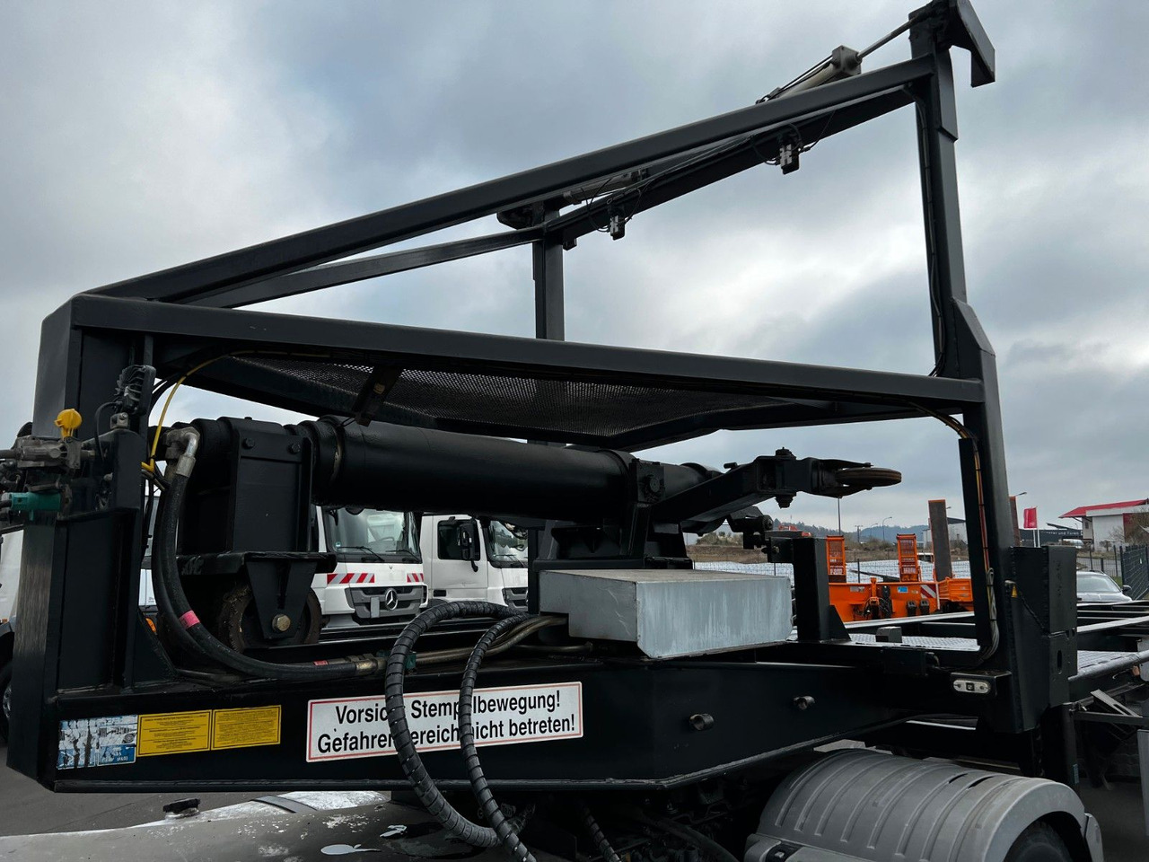 H&W 3- Achs Auflieger für Presscontainer H&W 3- Achs Auflieger für Presscontainer - Semi-reboque transportador de contêineres/ Caixa móvel: foto 3 H&W 3- Achs Auflieger für Presscontainer H&W 3- Achs Auflieger für Presscontainer - Semi-reboque transportador de contêineres/ Caixa móvel: foto 3