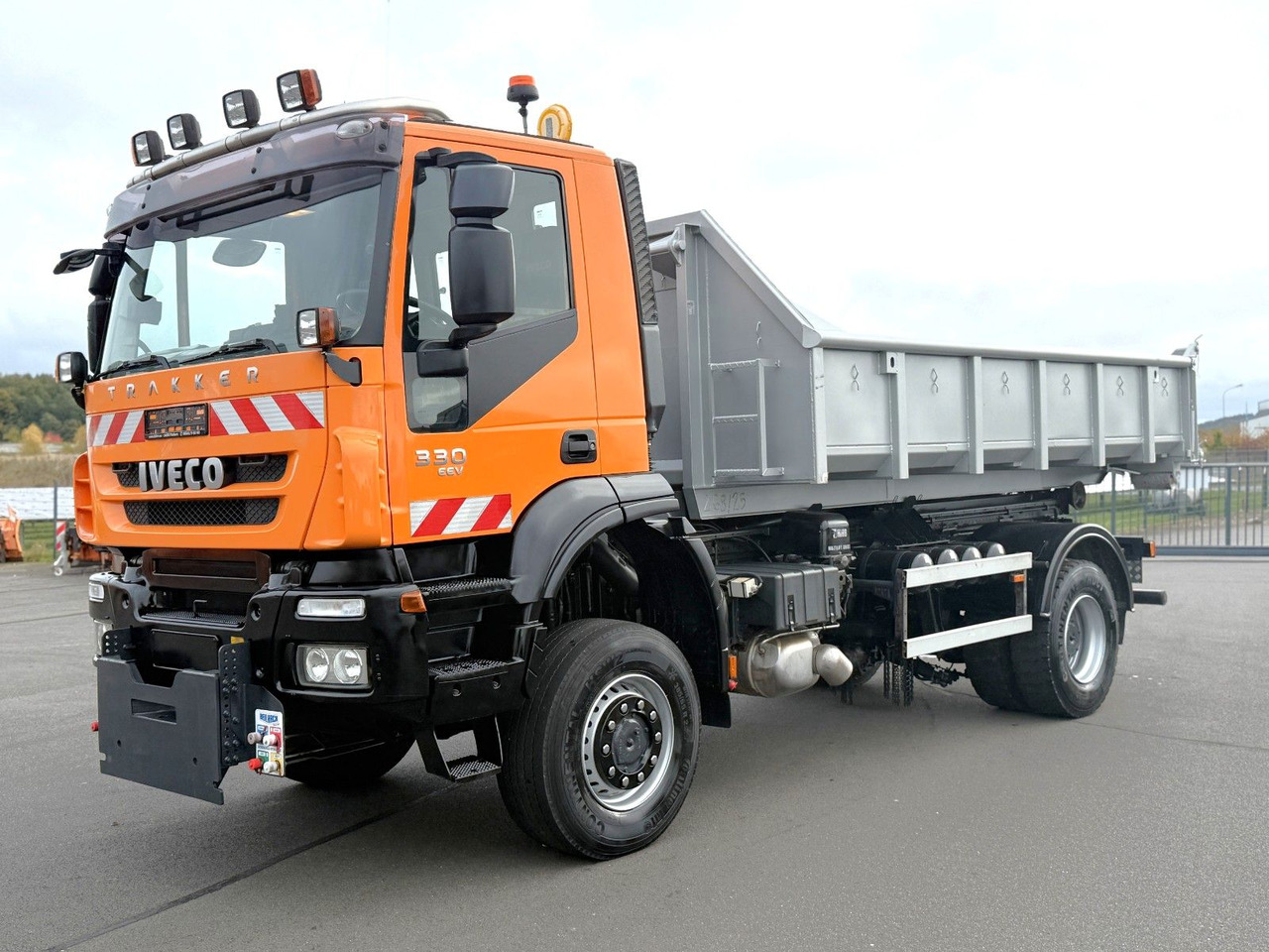 Iveco Trakker 330 EEV Winterdienst Abroll - Camião polibenne: foto 1 Iveco Trakker 330 EEV Winterdienst Abroll - Camião polibenne: foto 1