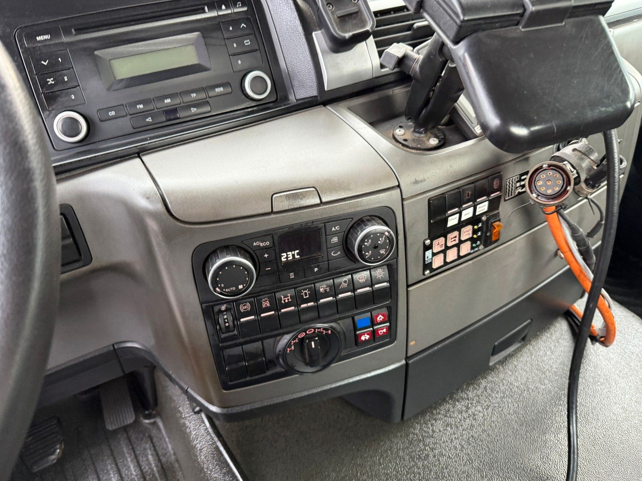 MAN TGS 18.360 4x4 Winterdienst Meiller Abroller - Camião polibenne: foto 5 MAN TGS 18.360 4x4 Winterdienst Meiller Abroller - Camião polibenne: foto 5