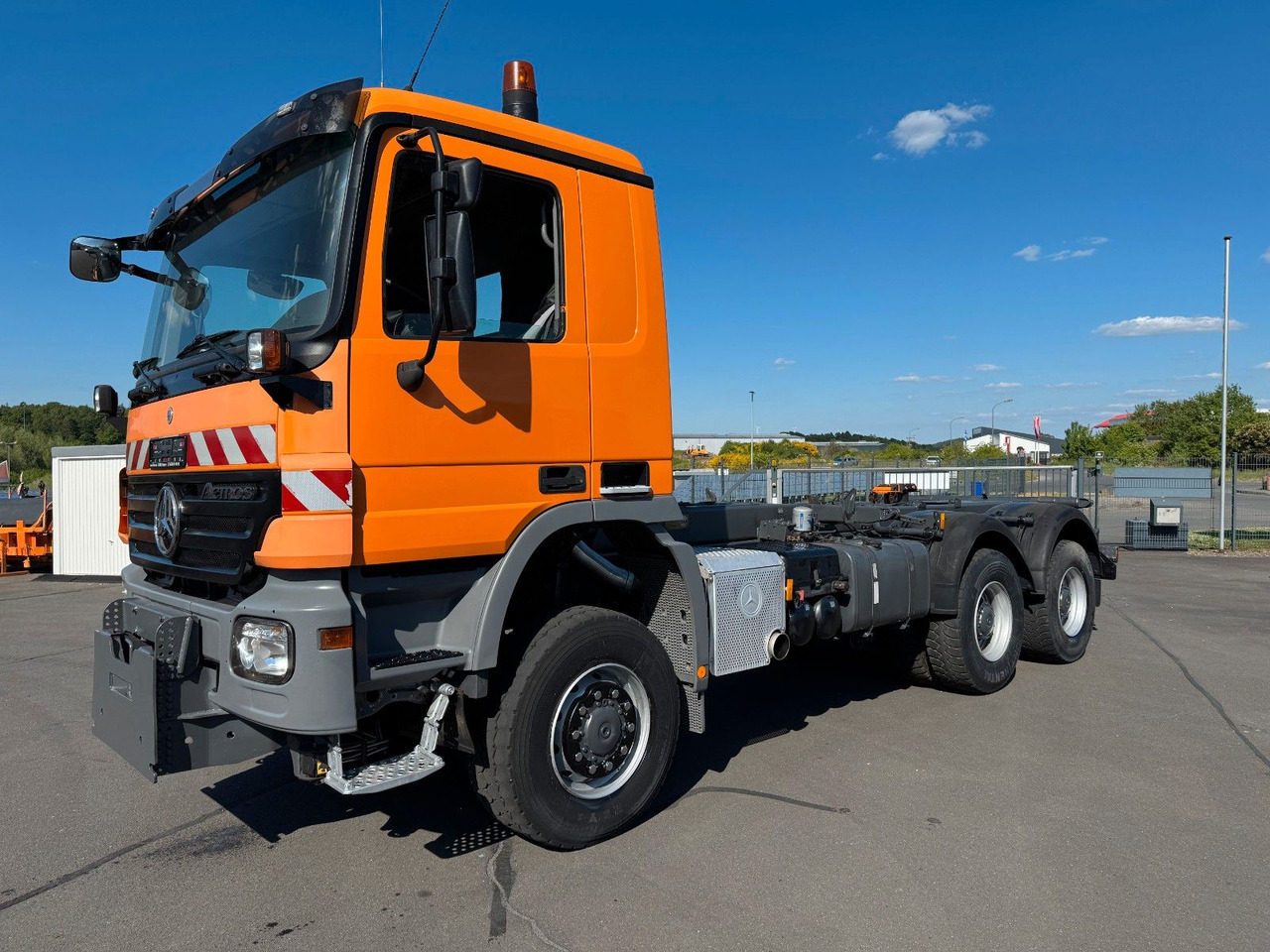 Mercedes-Benz Actros 3341 6x6 Kipperfahrgestell mit Zylinder - Camião chassi: foto 1 Mercedes-Benz Actros 3341 6x6 Kipperfahrgestell mit Zylinder - Camião chassi: foto 1
