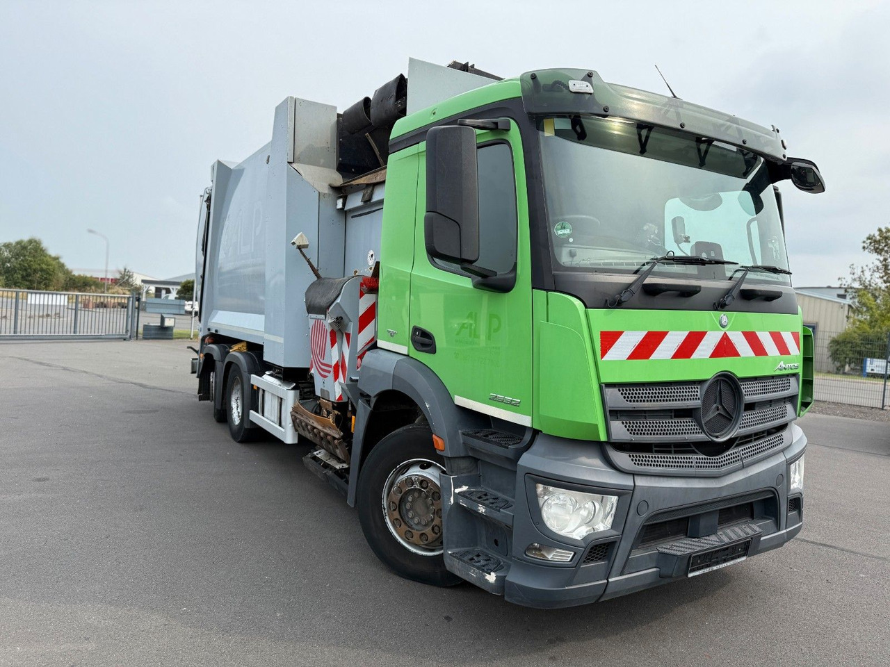 Mercedes-Benz Antos 2533 Seitenlader Zoeller SLF XL - Caminhão de lixo: foto 3 Mercedes-Benz Antos 2533 Seitenlader Zoeller SLF XL - Caminhão de lixo: foto 3