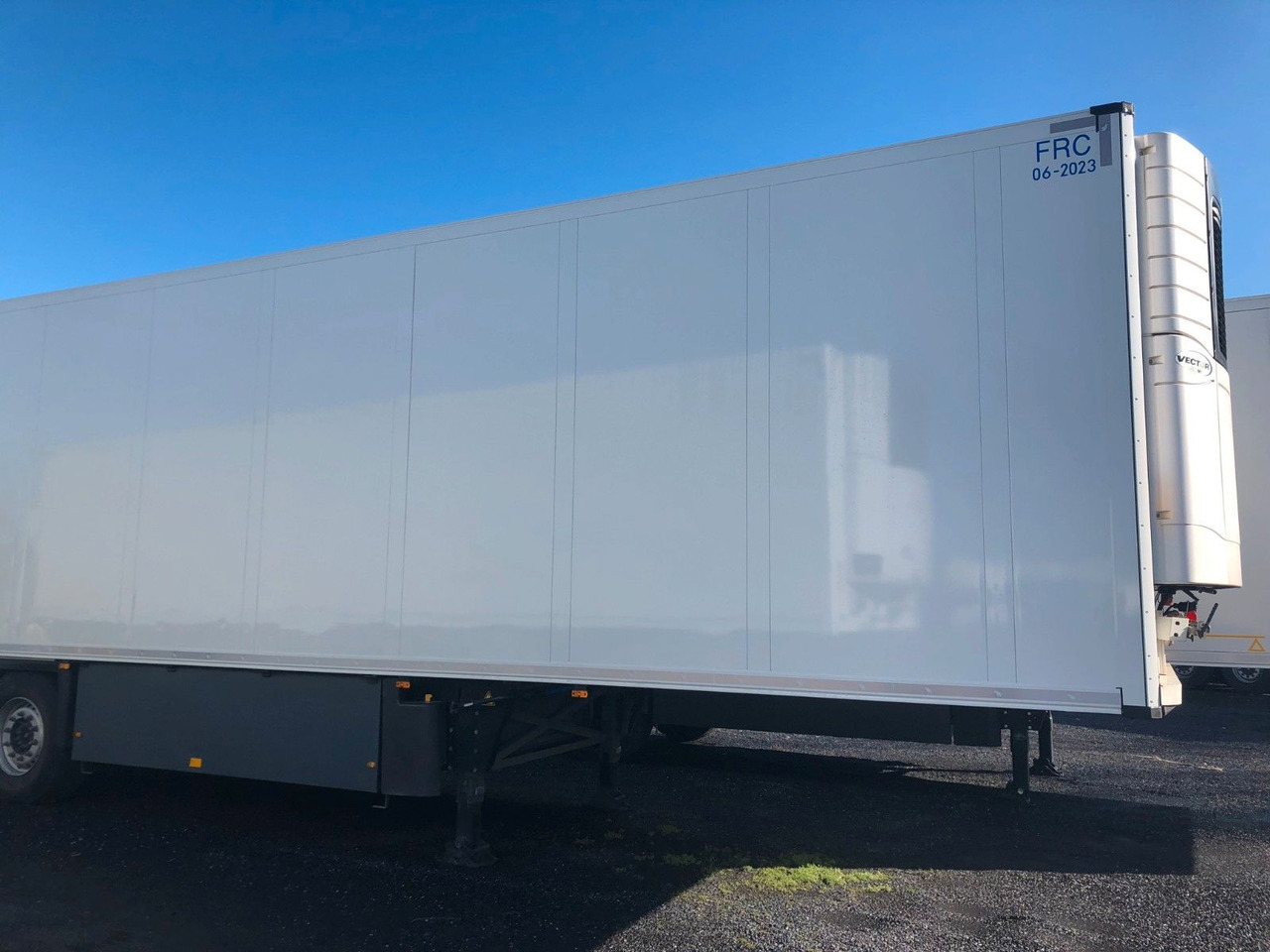 Schmitz Cargobull SKO 24/L -13.4 FP 60 COOL, Multitemp. - Semi-reboque frigorífico: foto 2 Schmitz Cargobull SKO 24/L -13.4 FP 60 COOL, Multitemp. - Semi-reboque frigorífico: foto 2