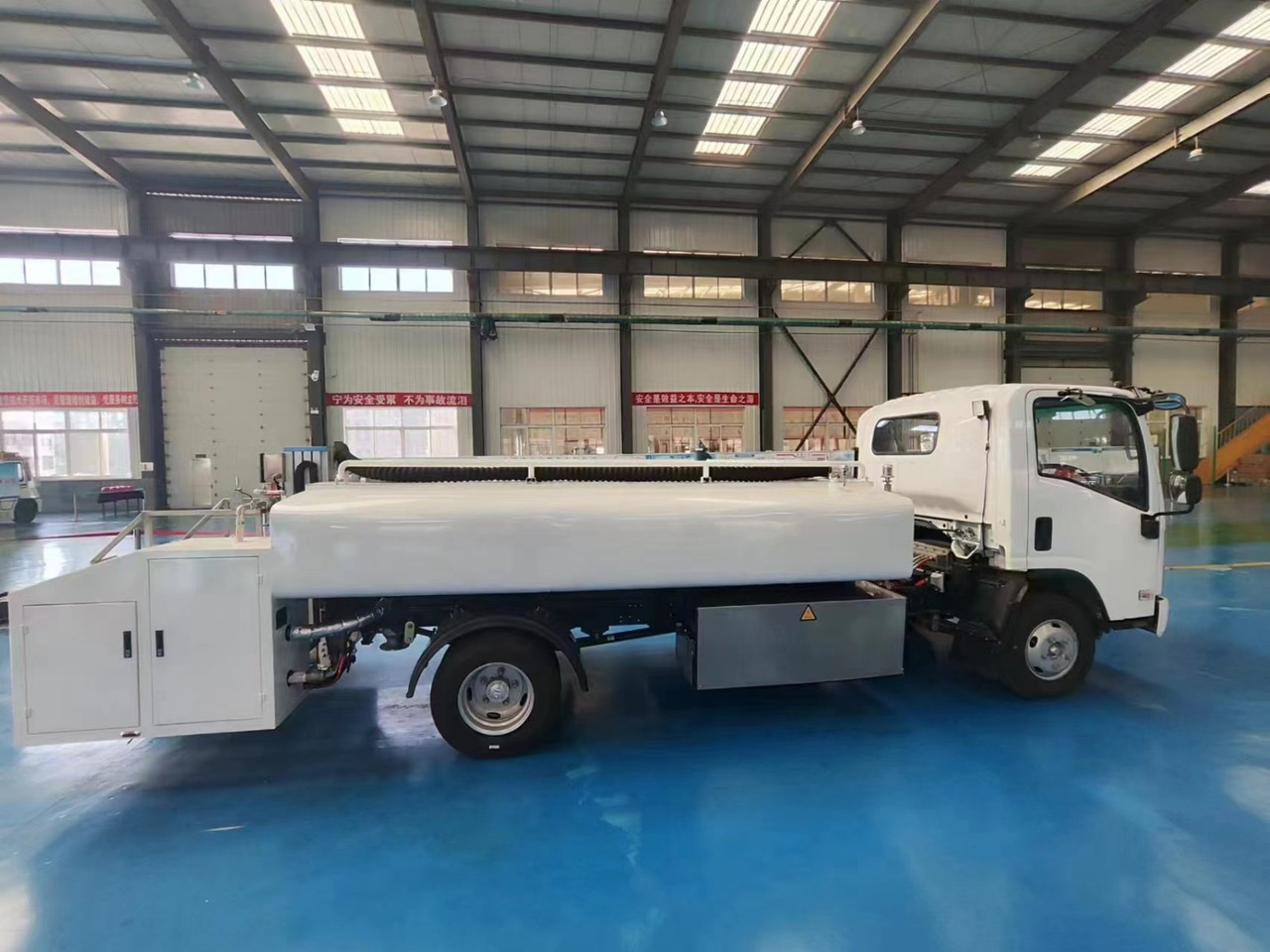 Toilet truck ISUZU - Camião de serviço de lavabos: foto 1 Toilet truck ISUZU - Camião de serviço de lavabos: foto 1