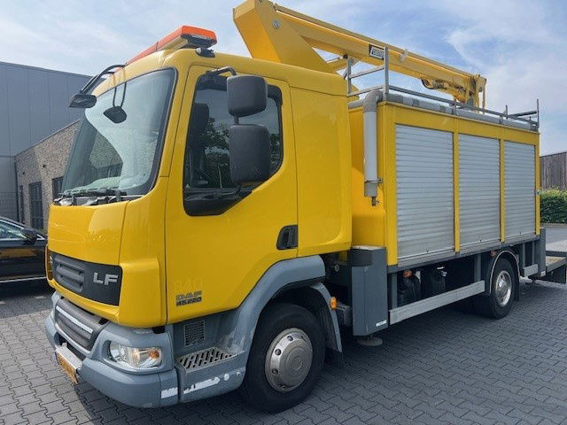 DAF LF 220 FA45.220 LF Custers T265-12.5 - Caminhão com plataforma aérea: foto 1 DAF LF 220 FA45.220 LF Custers T265-12.5 - Caminhão com plataforma aérea: foto 1