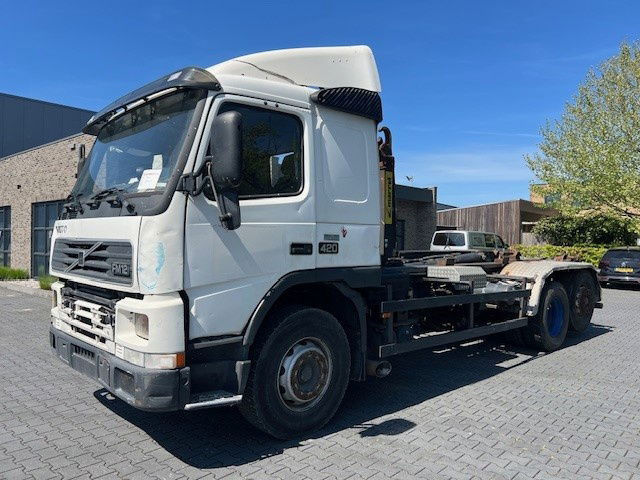 Volvo FM 12.420 FM12.420 6x2 - Camião transportador de contêineres/ Caixa móvel: foto 1 Volvo FM 12.420 FM12.420 6x2 - Camião transportador de contêineres/ Caixa móvel: foto 1
