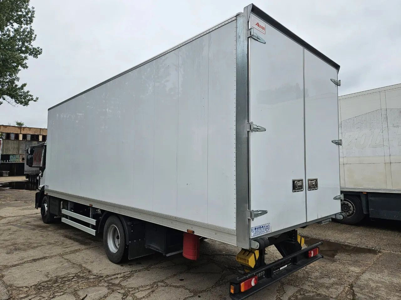 Iveco EuroCargo 120 - 210 BOX 12t Only 7554 km - Camião furgão: foto 4 Iveco EuroCargo 120 - 210 BOX 12t Only 7554 km - Camião furgão: foto 4