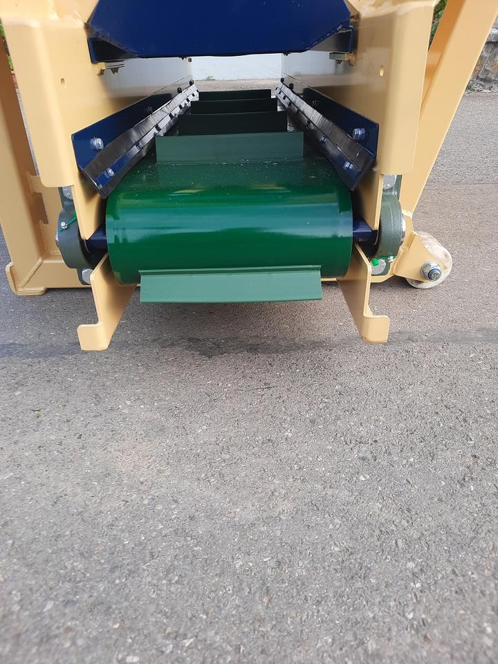 Liegeboxen Einstreugerät Futterverteilgerät Hoflader Radlader Cat - Equipamento de gado: foto 5 Liegeboxen Einstreugerät Futterverteilgerät Hoflader Radlader Cat - Equipamento de gado: foto 5