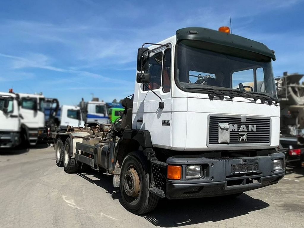 MAN F2000 27.342 6x4 Abrollkipper mit Kran - Camião grua: foto 2 MAN F2000 27.342 6x4 Abrollkipper mit Kran - Camião grua: foto 2
