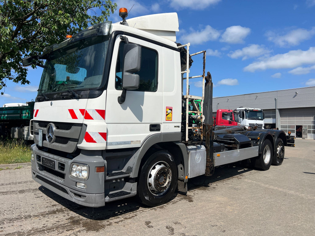 MERCEDES-BENZ Actros 2541 L6x2 Abrollkipper mit Kran Funk+Greiferst - Camião polibenne, Camião grua: foto 1 MERCEDES-BENZ Actros 2541 L6x2 Abrollkipper mit Kran Funk+Greiferst - Camião polibenne, Camião grua: foto 1