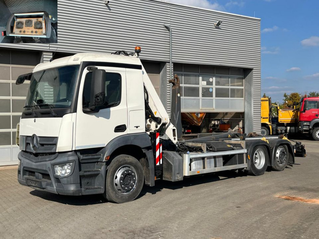 MERCEDES-BENZ Antos 2543 L 6x2 Abrollkipper mit Kran Funk+Greiferst. - Camião polibenne, Camião grua: foto 1 MERCEDES-BENZ Antos 2543 L 6x2 Abrollkipper mit Kran Funk+Greiferst. - Camião polibenne, Camião grua: foto 1
