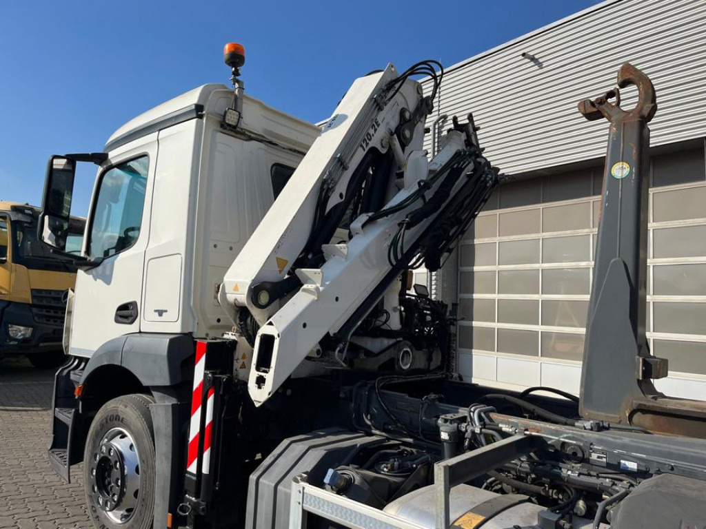 MERCEDES-BENZ Antos 2543 L 6x2 Abrollkipper mit Kran Funk+Greiferst. - Camião polibenne, Camião grua: foto 4 MERCEDES-BENZ Antos 2543 L 6x2 Abrollkipper mit Kran Funk+Greiferst. - Camião polibenne, Camião grua: foto 4
