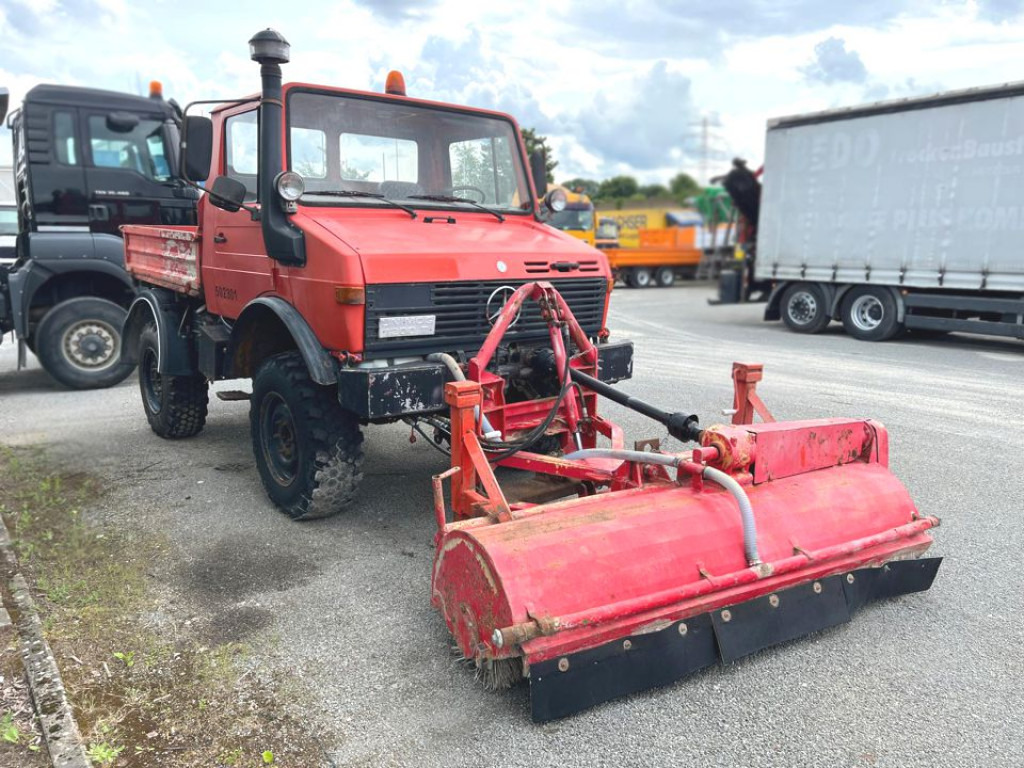 MERCEDES-BENZ Unimog U 424 2-Achs Allradkipper Front+Heckhydraulik Besen - Camião basculante: foto 2 MERCEDES-BENZ Unimog U 424 2-Achs Allradkipper Front+Heckhydraulik Besen - Camião basculante: foto 2