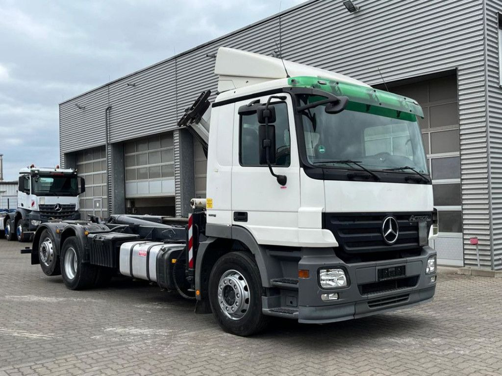 Mercedes-Benz Actros 2541 L6x2 Abrollkipper mit Kran Funk+Grei - Camião polibenne, Camião grua: foto 2 Mercedes-Benz Actros 2541 L6x2 Abrollkipper mit Kran Funk+Grei - Camião polibenne, Camião grua: foto 2