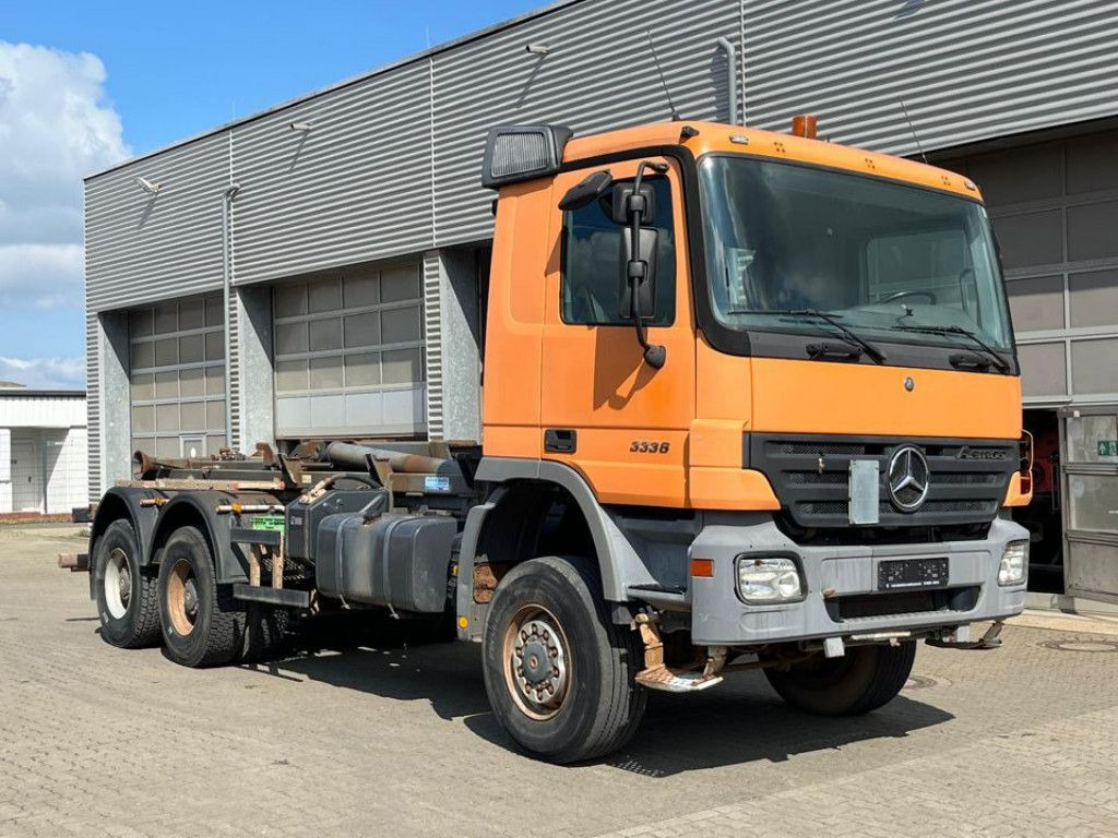 Mercedes-Benz Actros 3336 AK 6x6 Abrollkipper org. nur 84TKM - Camião polibenne: foto 2 Mercedes-Benz Actros 3336 AK 6x6 Abrollkipper org. nur 84TKM - Camião polibenne: foto 2