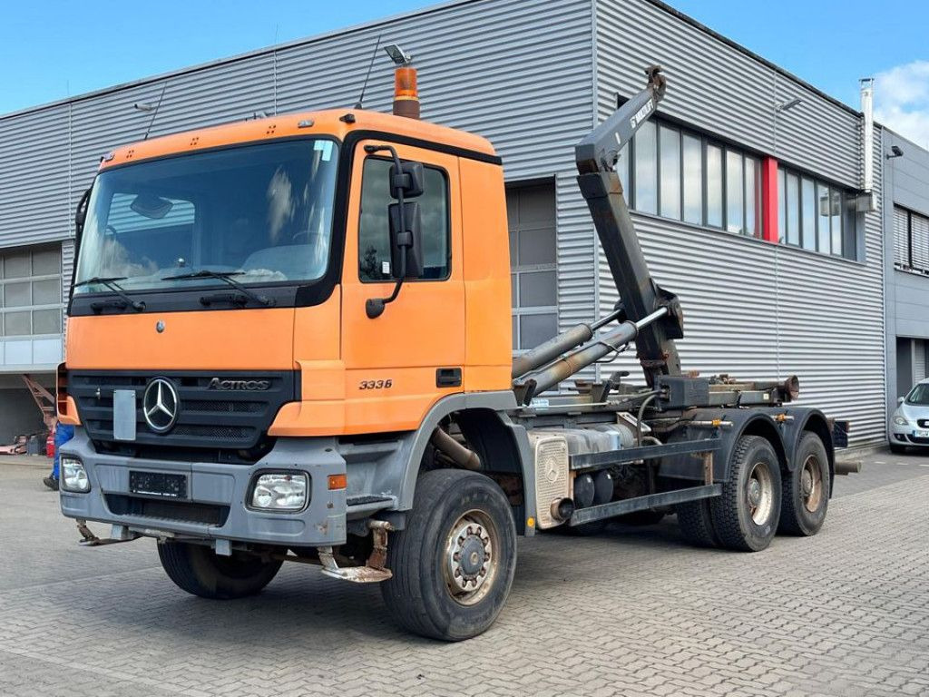 Mercedes-Benz Actros 3336 AK 6x6 Abrollkipper org. nur 84TKM - Camião polibenne: foto 1 Mercedes-Benz Actros 3336 AK 6x6 Abrollkipper org. nur 84TKM - Camião polibenne: foto 1